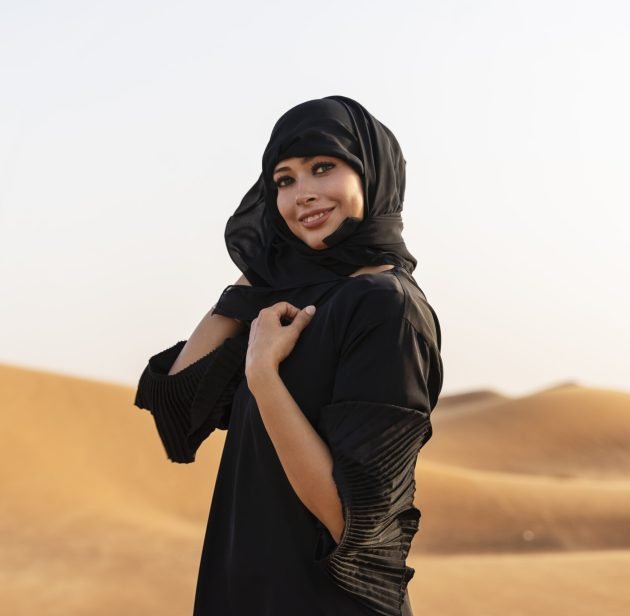 mujer-llevando-hijab-en-el-desierto (1)