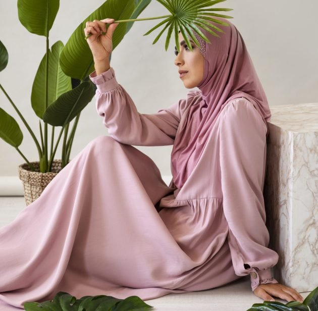 mujer-musulmana-con-vista-lateral-de-la-hoja